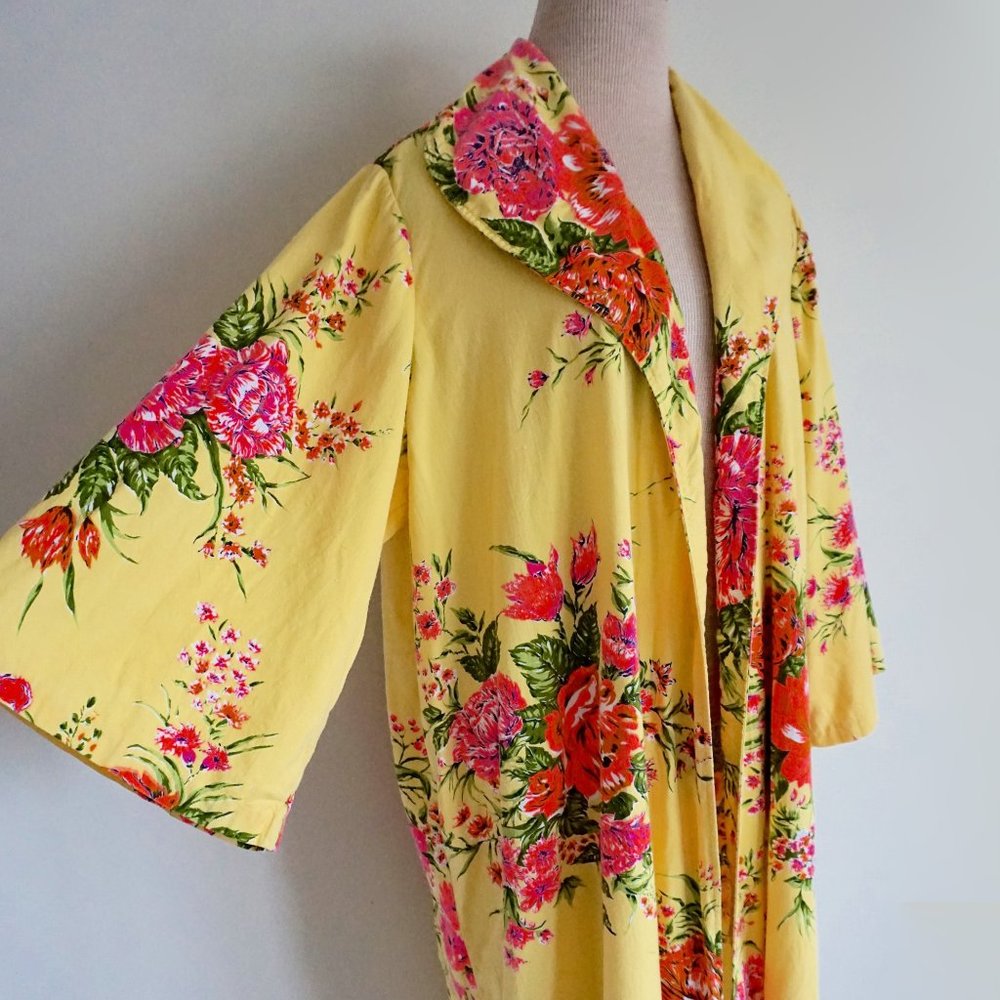 Vtg Floral Robe (yellow & neon pink)